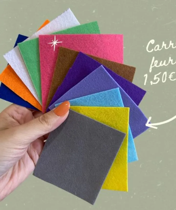 Bar à feutrine : éventail de carrés de feutrine colorés tenus en main