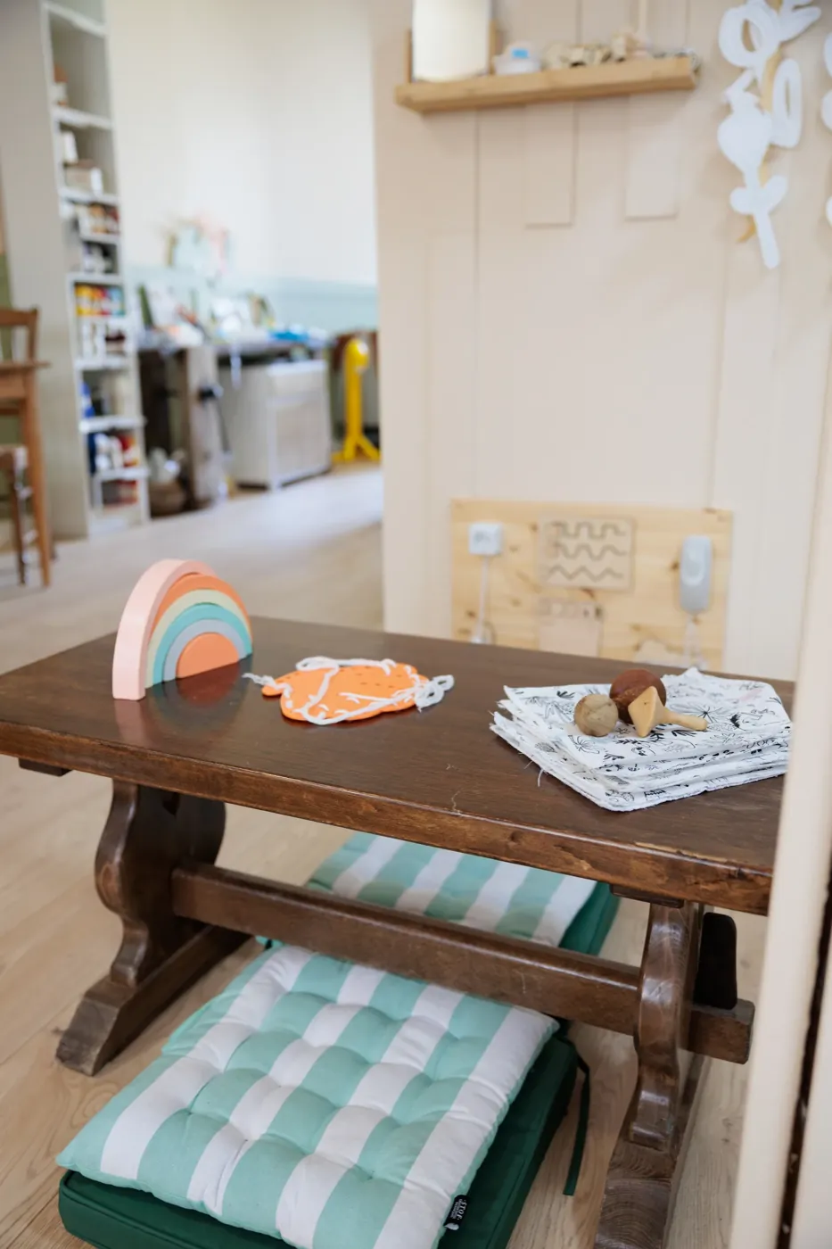 Le coin des enfants avec sa table basse et ses petites chaises