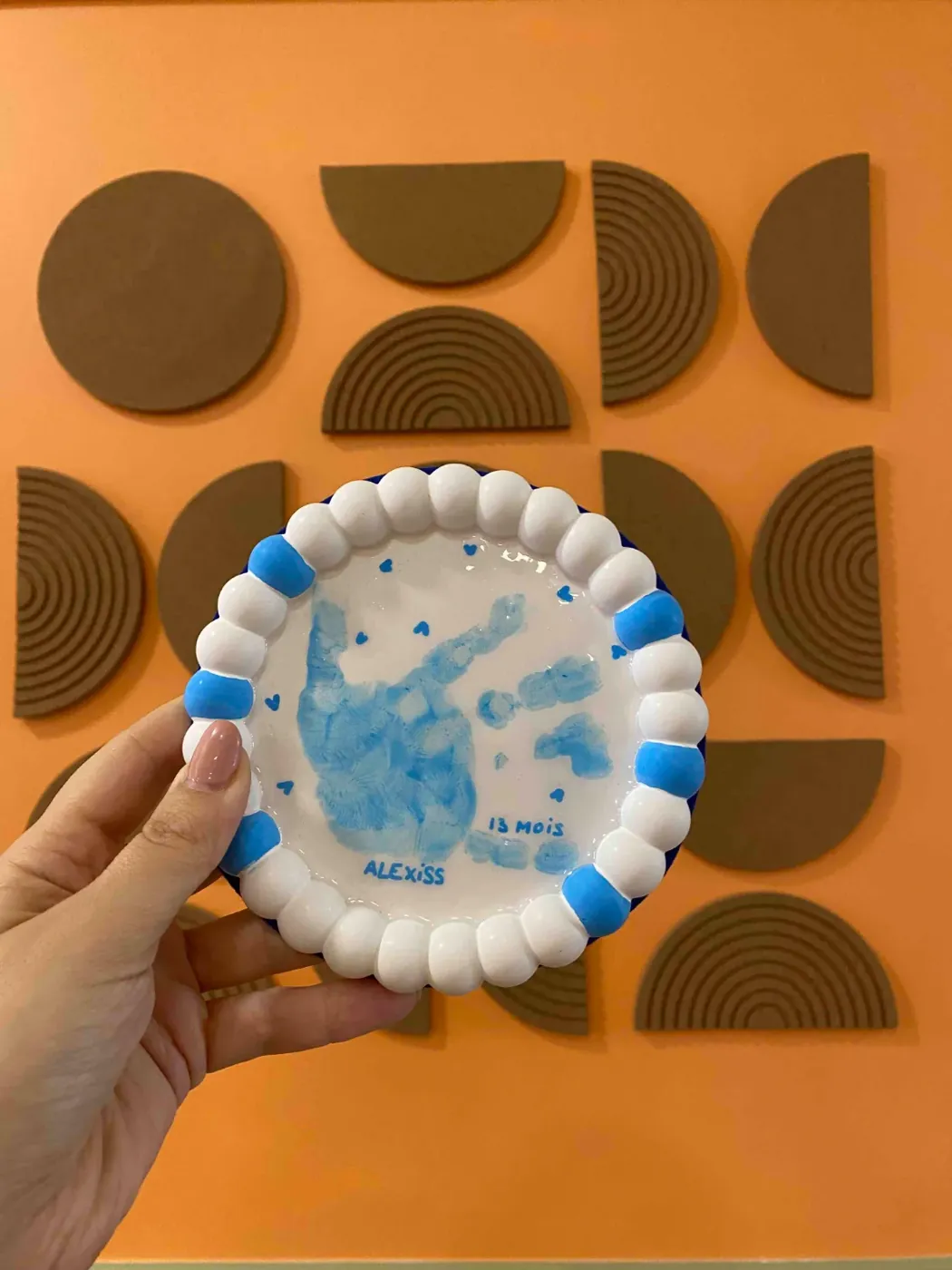 Assiette décorée d’empreintes de mains