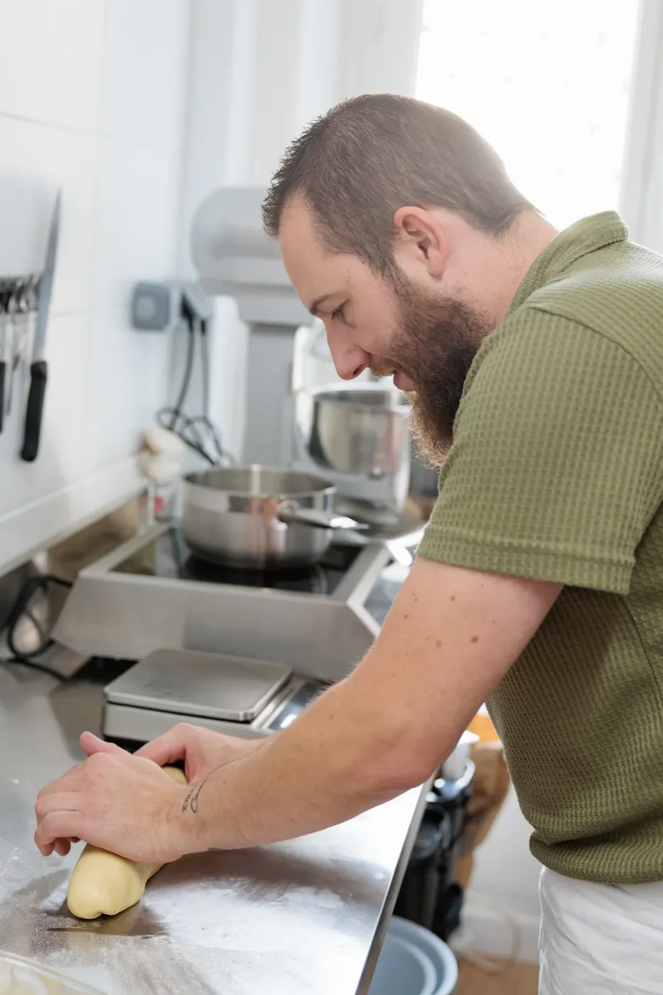 Son mari pétrit une pâte à brioche en cuisine